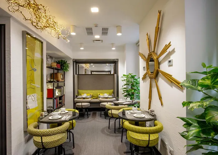 מלון Coronari Palace 3*